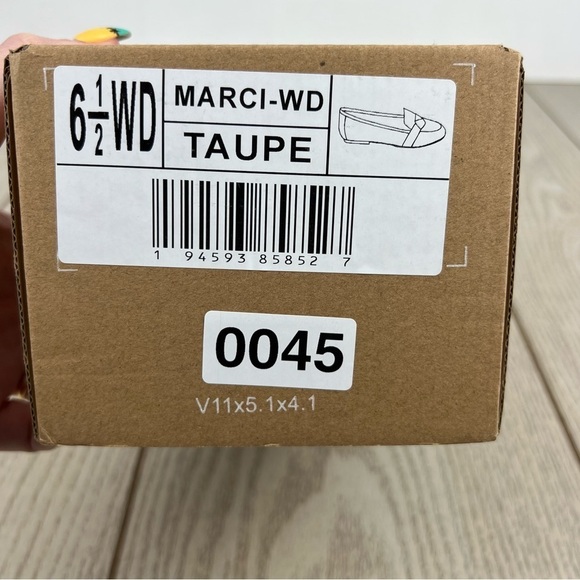 Journee Collection Marci Women's Wide Knot Loafers 6.5W Taupe Faux Suede $65 - Picture 8 of 8